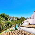 1081 Luxurious Beachfront Penthouse With Private Jacuzzi
