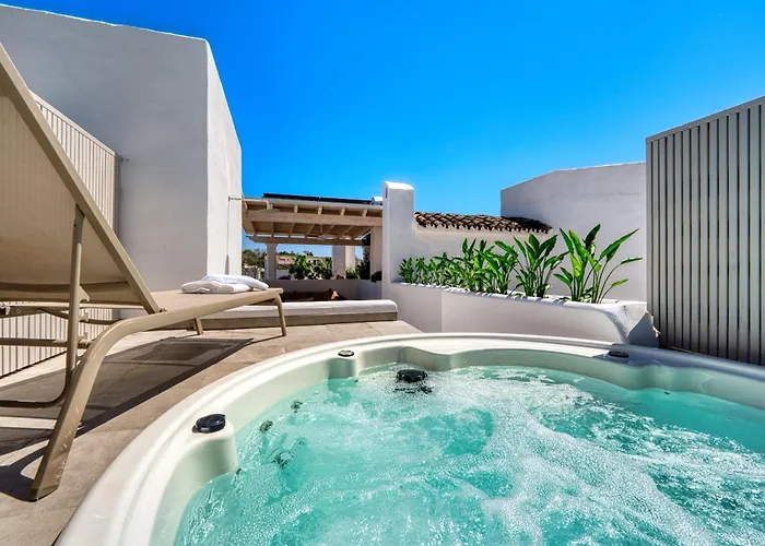 1081 Luxurious Beachfront Penthouse With Private Jacuzzi