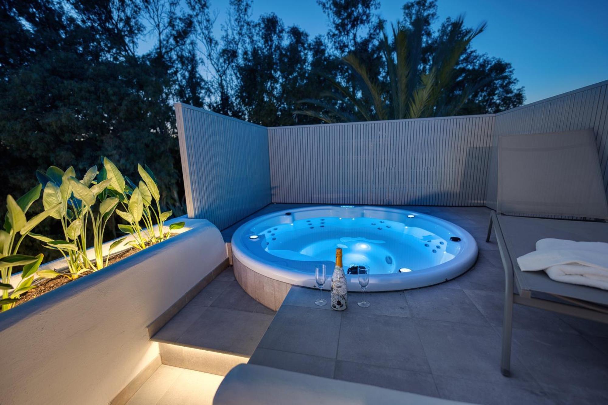 1081 Luxurious Beachfront Penthouse With Private Jacuzzi Apartemen *