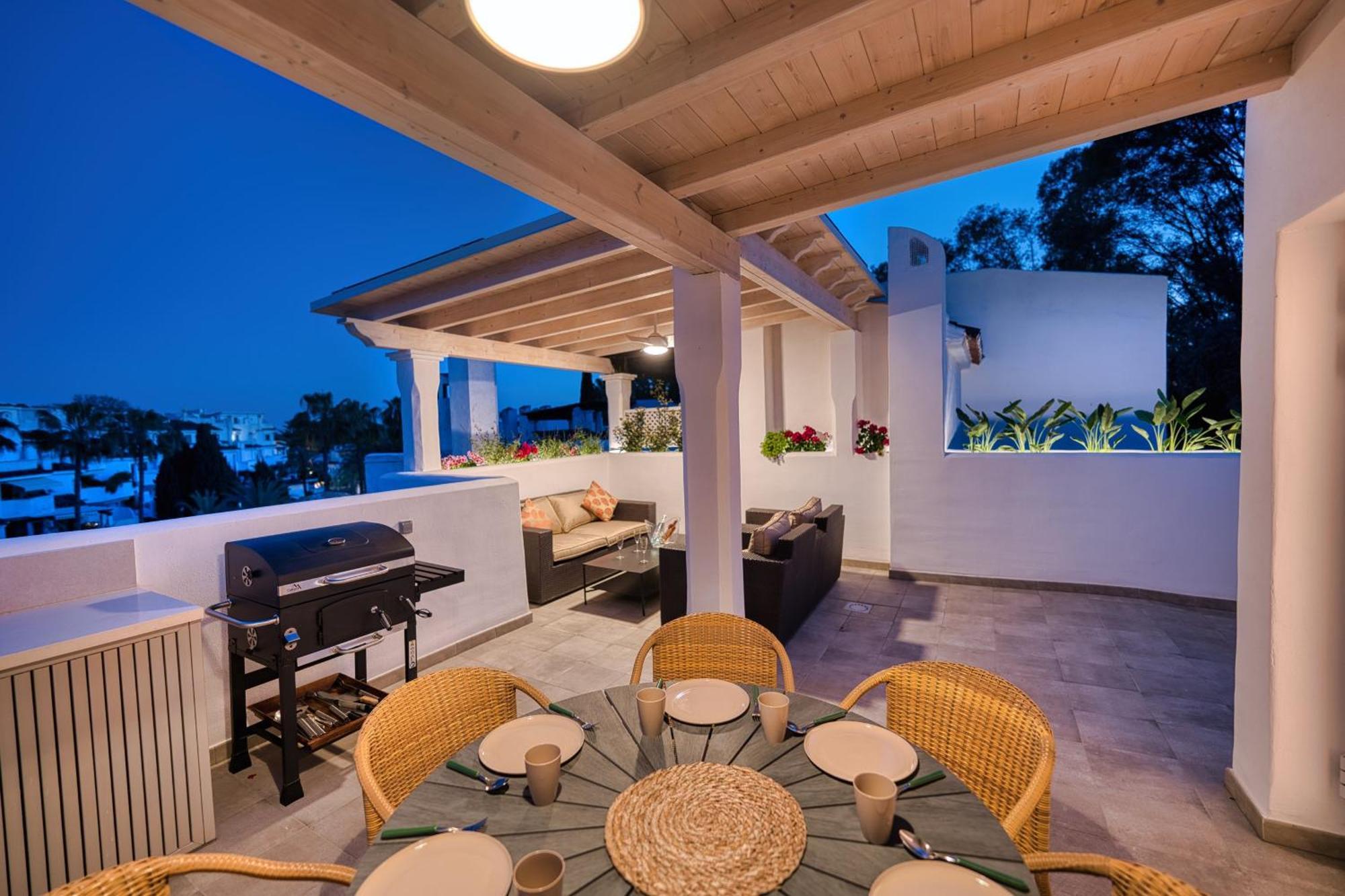 Apartemen 1081 Luxurious Beachfront Penthouse With Private Jacuzzi Marbella