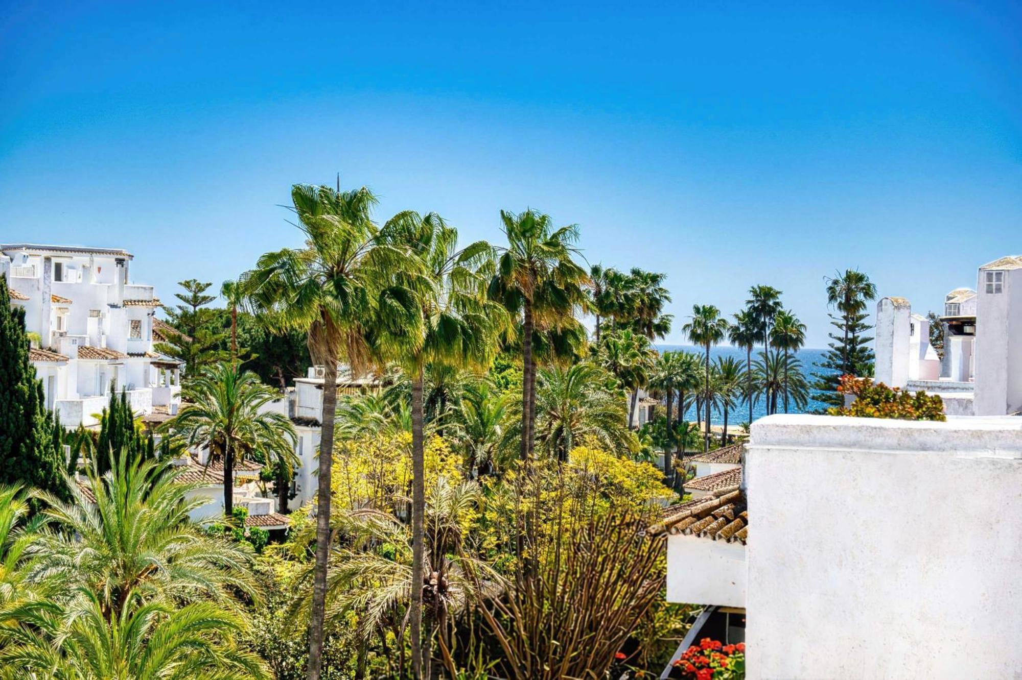 1081 Luxurious Beachfront Penthouse With Private Jacuzzi Apartemen Marbella