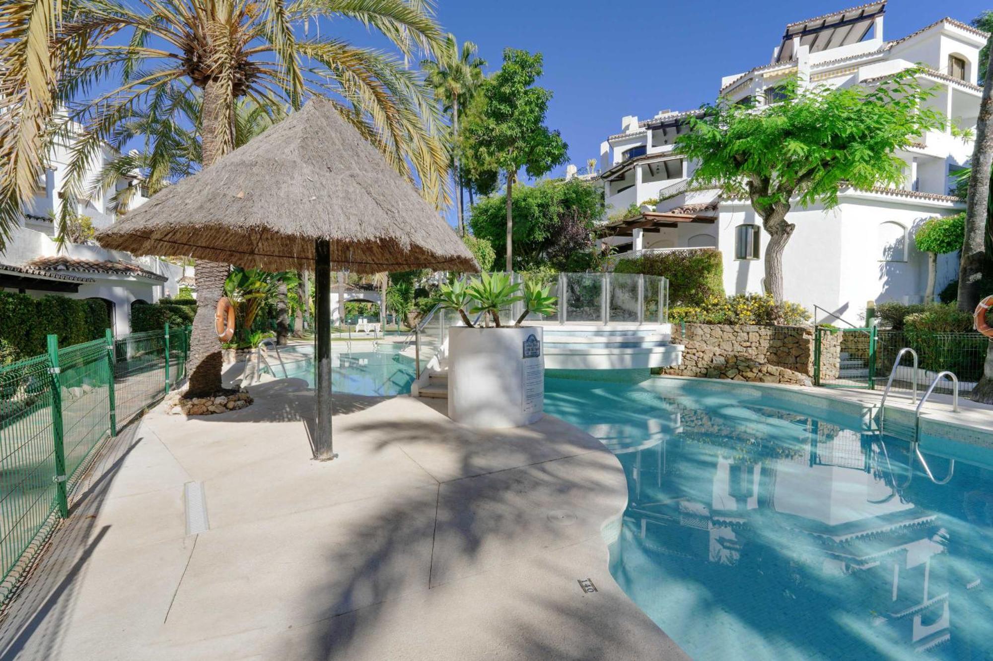 1081 Luxurious Beachfront Penthouse With Private Jacuzzi Apartemen Marbella
