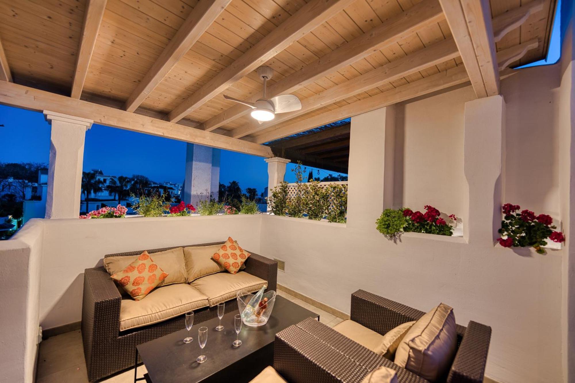 1081 Luxurious Beachfront Penthouse With Private Jacuzzi *