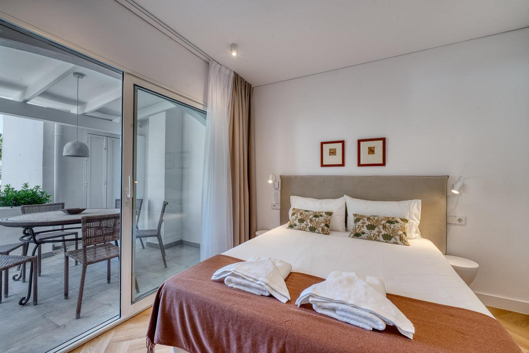 Apartemen 1081 Luxurious Beachfront Penthouse With Private Jacuzzi