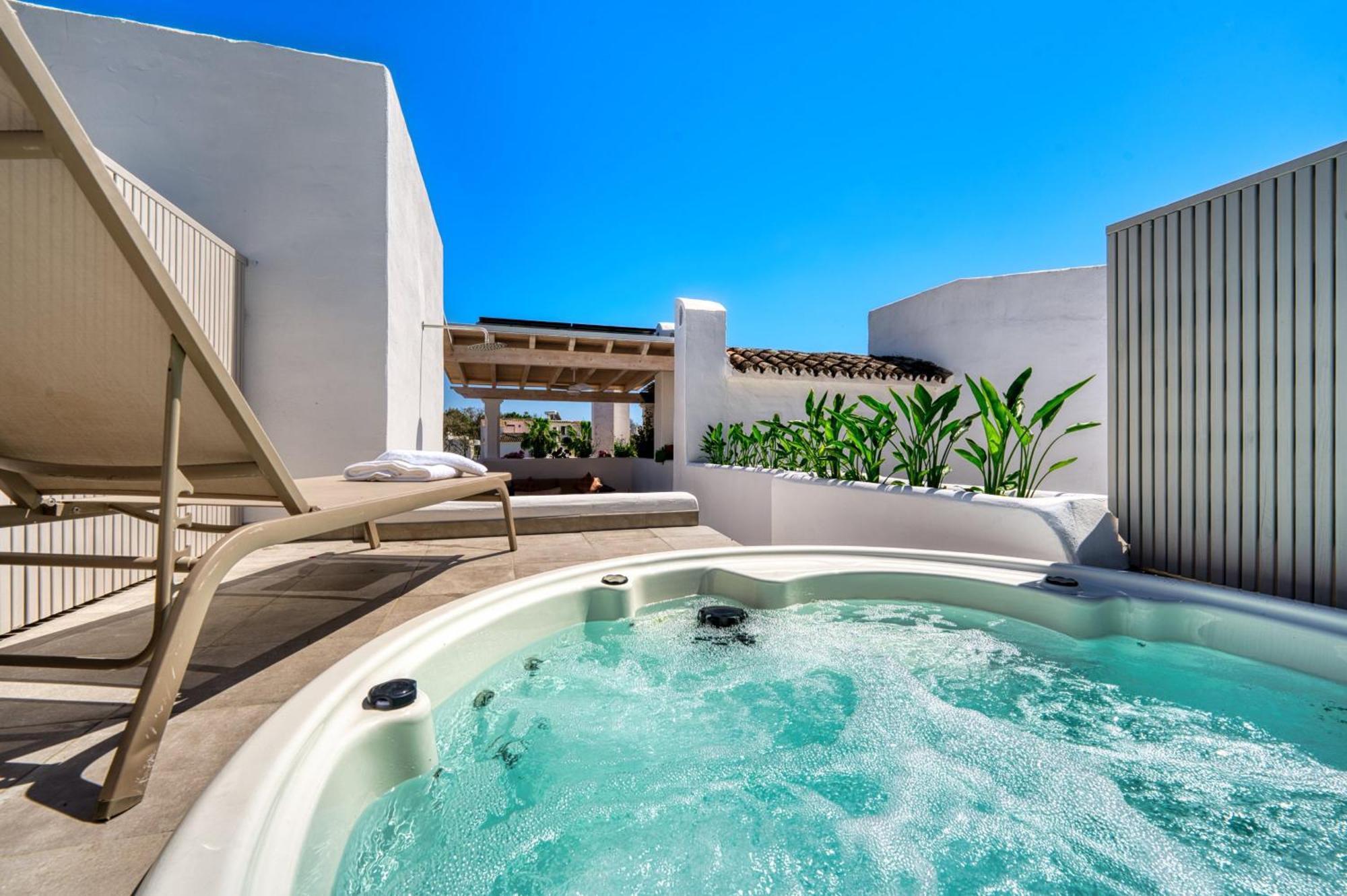 1081 Luxurious Beachfront Penthouse With Private Jacuzzi Apartemen Marbella