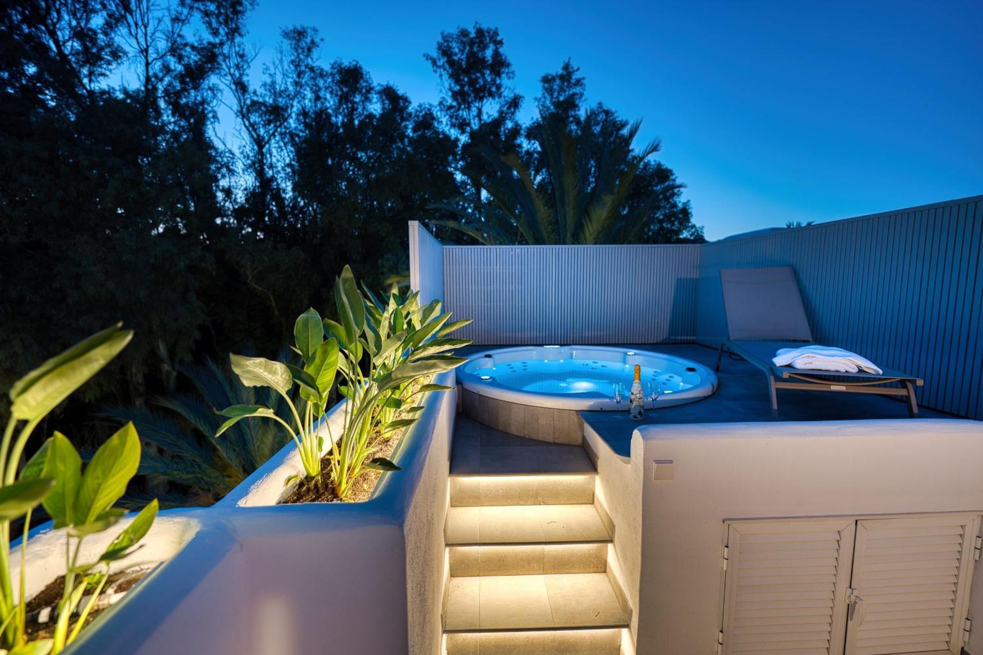Apartemen 1081 Luxurious Beachfront Penthouse With Private Jacuzzi Marbella