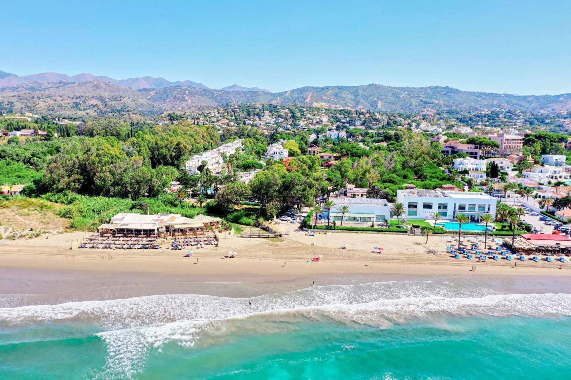 1081 Luxurious Beachfront Penthouse With Private Jacuzzi